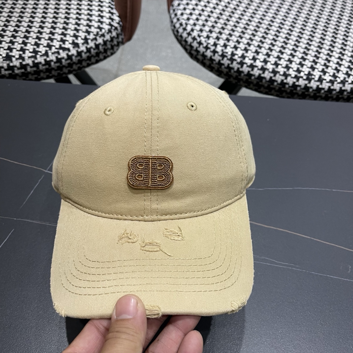 BALENCIAGA巴黎世家新款棒球帽，很酷的色系，男女佩戴都有不同style，巴黎粉必入款！