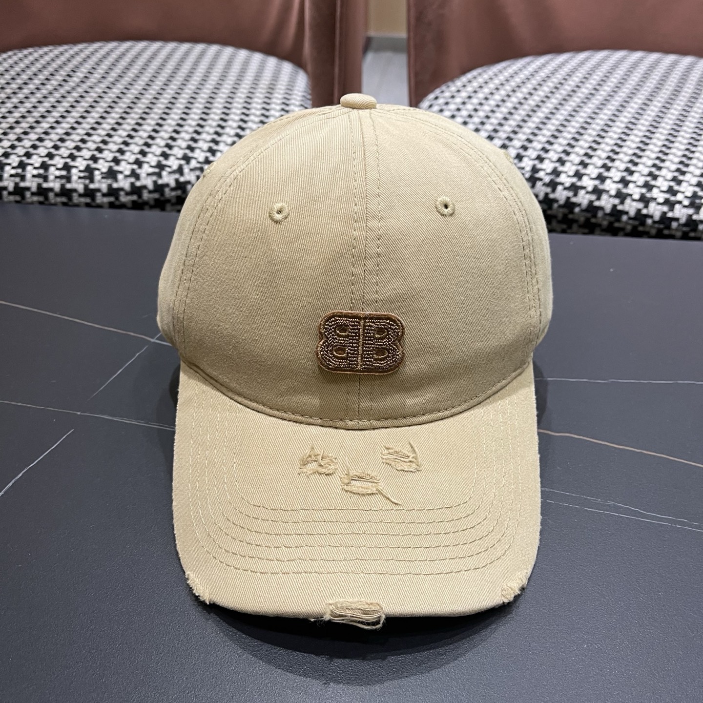 BALENCIAGA巴黎世家新款棒球帽，很酷的色系，男女佩戴都有不同style，巴黎粉必入款！