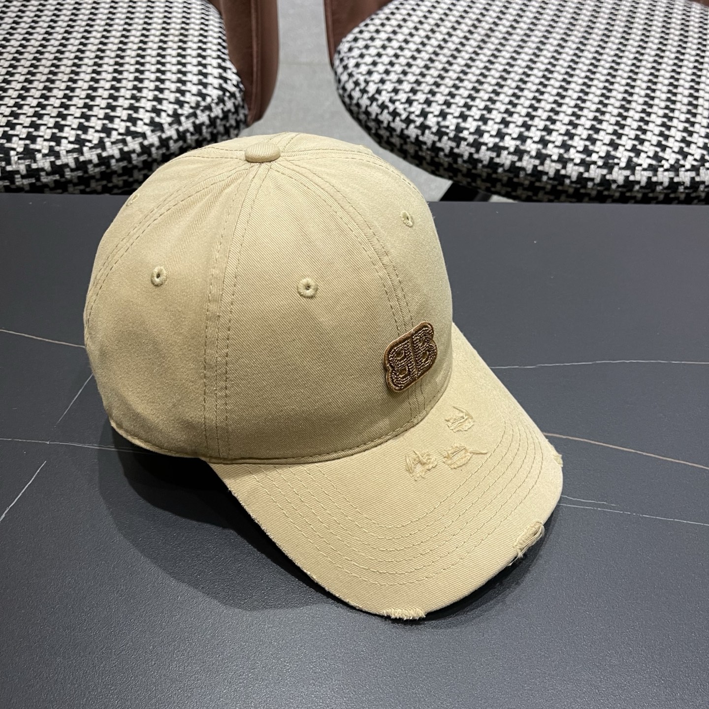 BALENCIAGA巴黎世家新款棒球帽，很酷的色系，男女佩戴都有不同style，巴黎粉必入款！