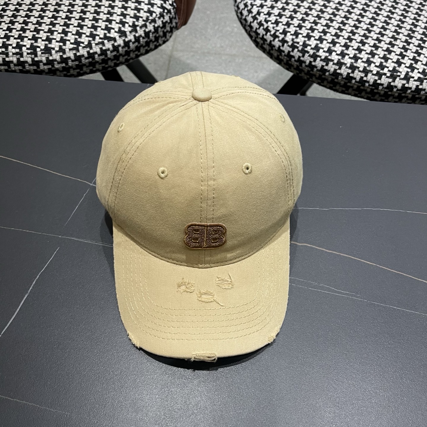 BALENCIAGA巴黎世家新款棒球帽，很酷的色系，男女佩戴都有不同style，巴黎粉必入款！