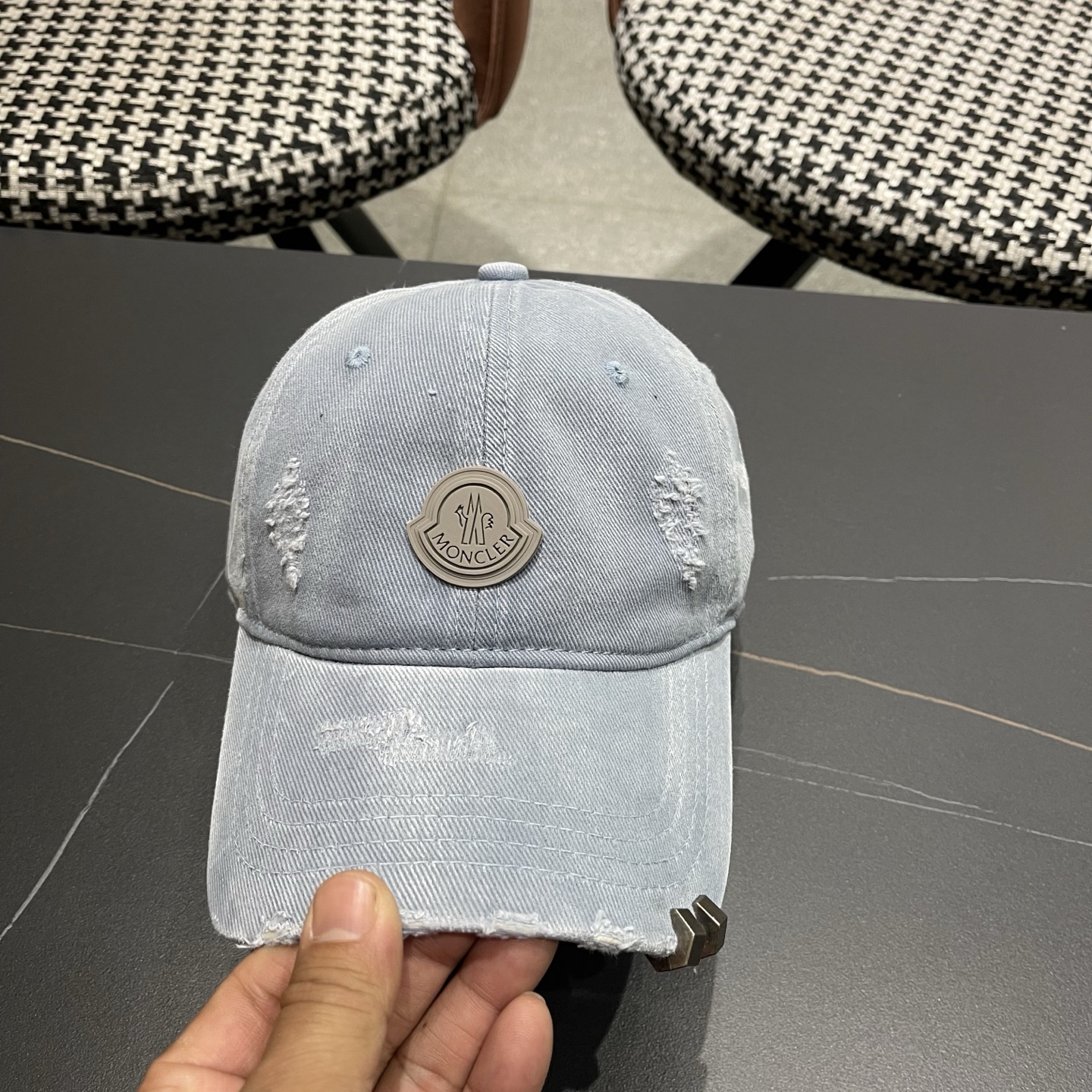 MONCLER（蒙口）早春新款洗水做旧破洞棒球帽，男女同款