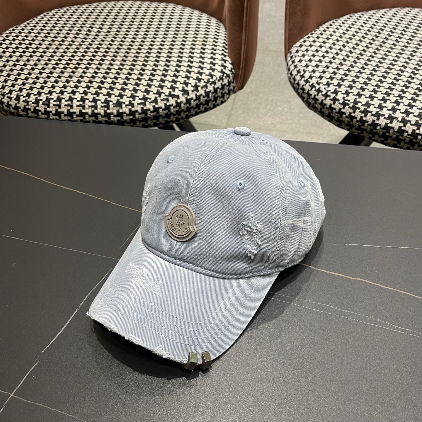 MONCLER（蒙口）早春新款洗水做旧破洞棒球帽，男女同款