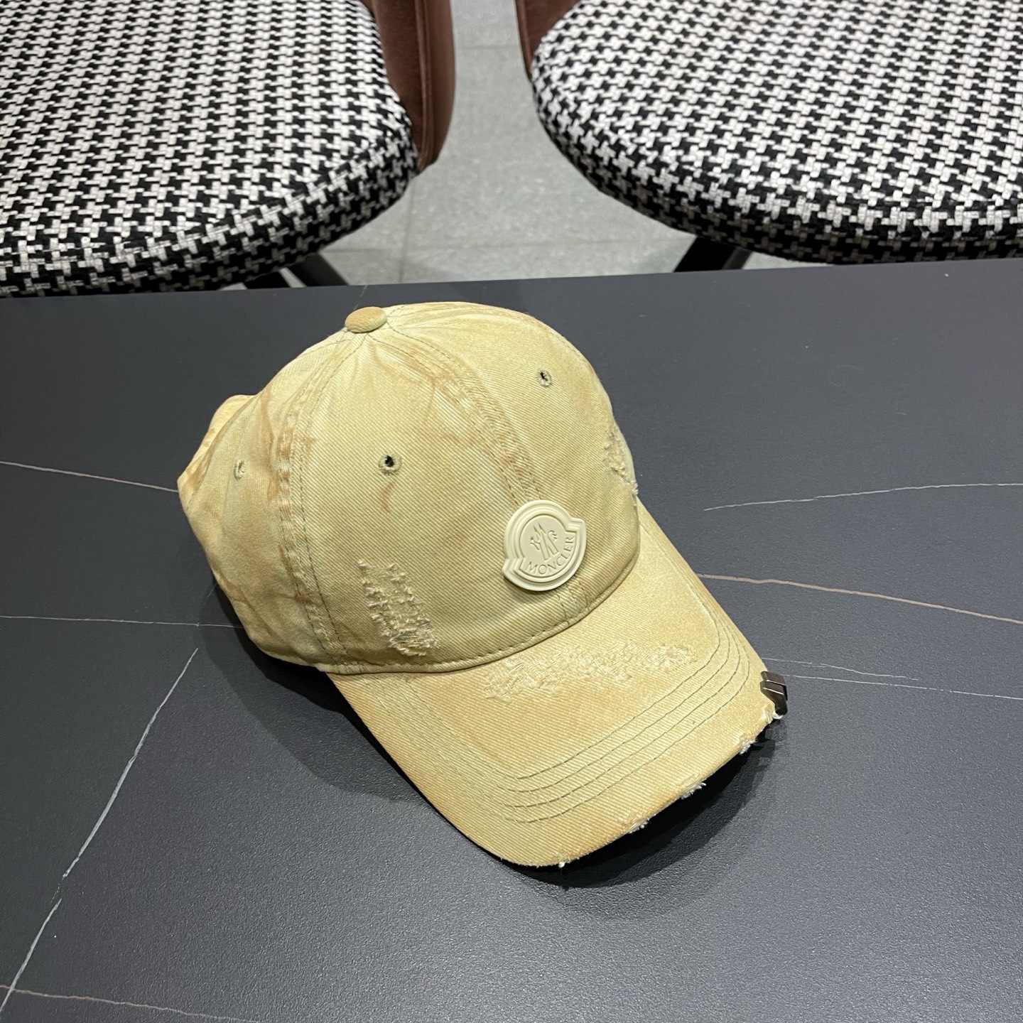 MONCLER（蒙口）早春新款洗水做旧破洞棒球帽，男女同款