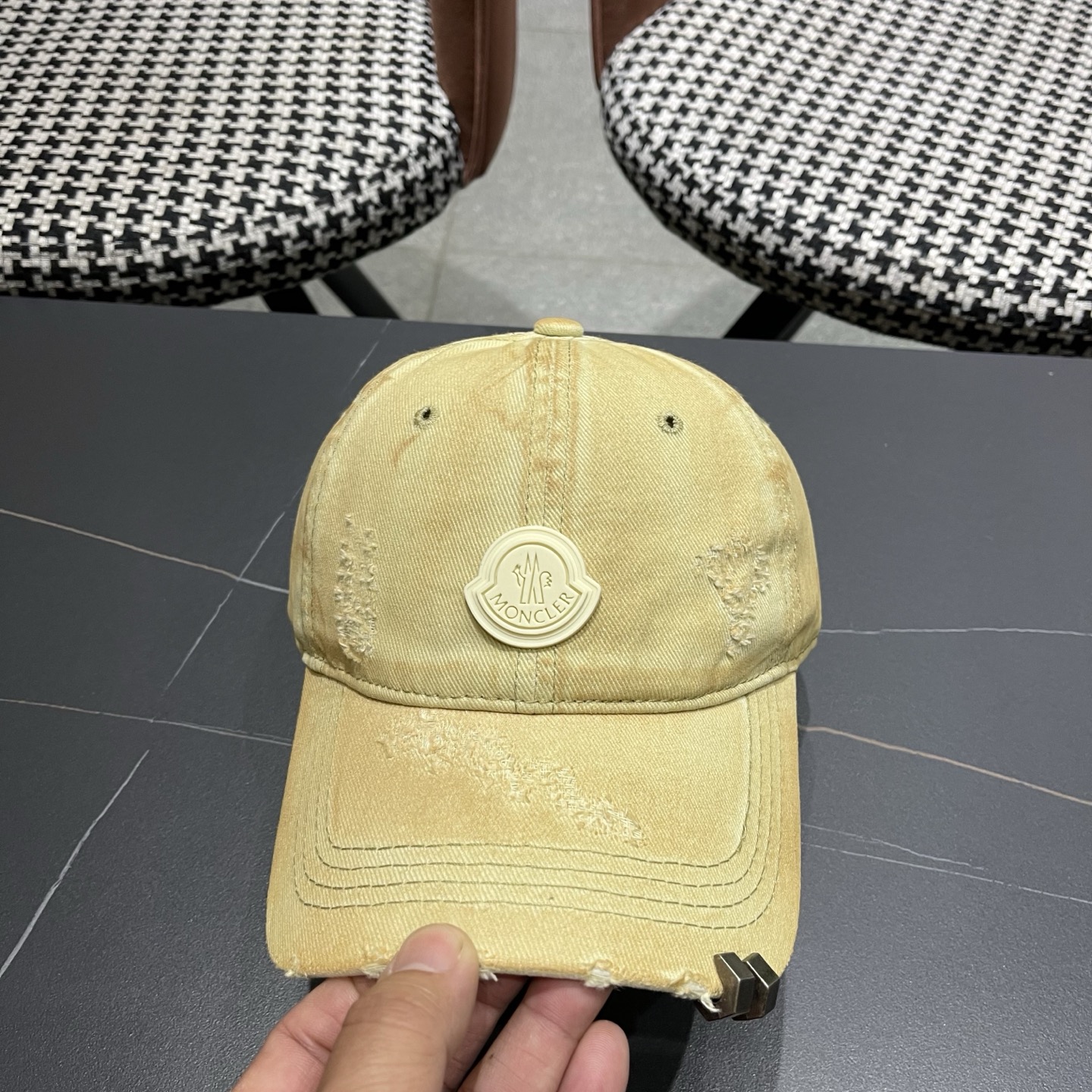 MONCLER（蒙口）早春新款洗水做旧破洞棒球帽，男女同款