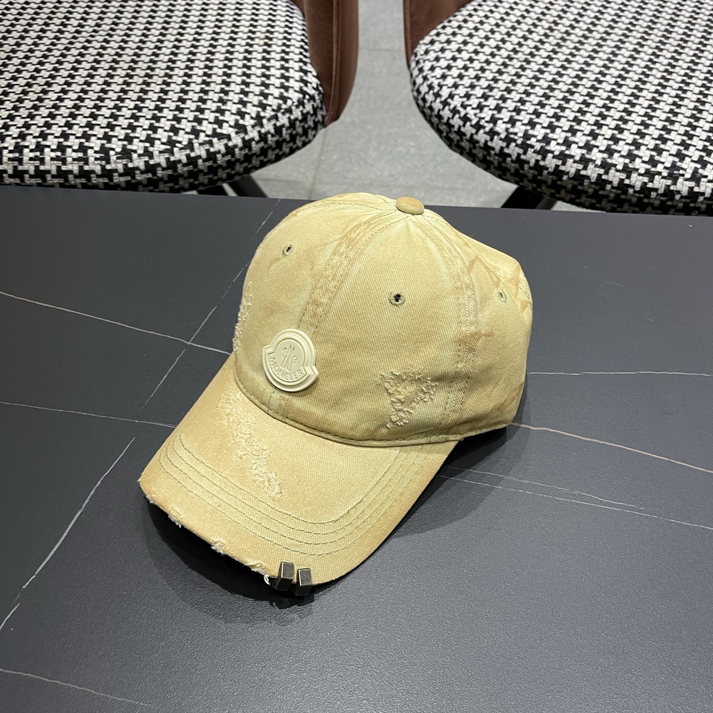 MONCLER（蒙口）早春新款洗水做旧破洞棒球帽，男女同款