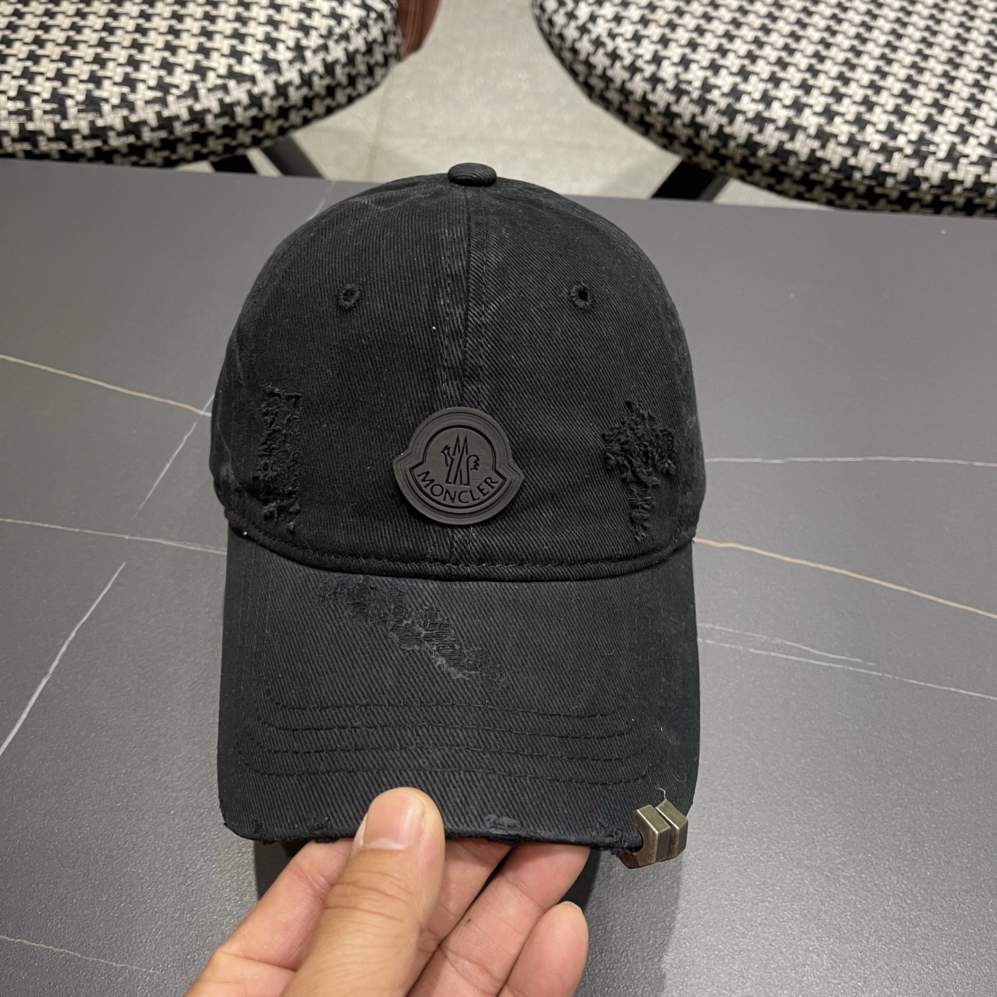 MONCLER（蒙口）早春新款洗水做旧破洞棒球帽，男女同款