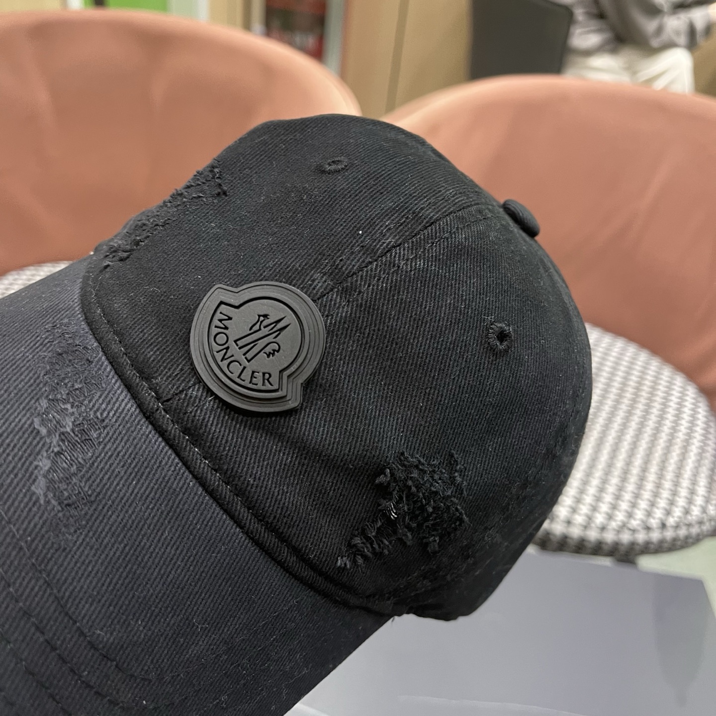 MONCLER（蒙口）早春新款洗水做旧破洞棒球帽，男女同款
