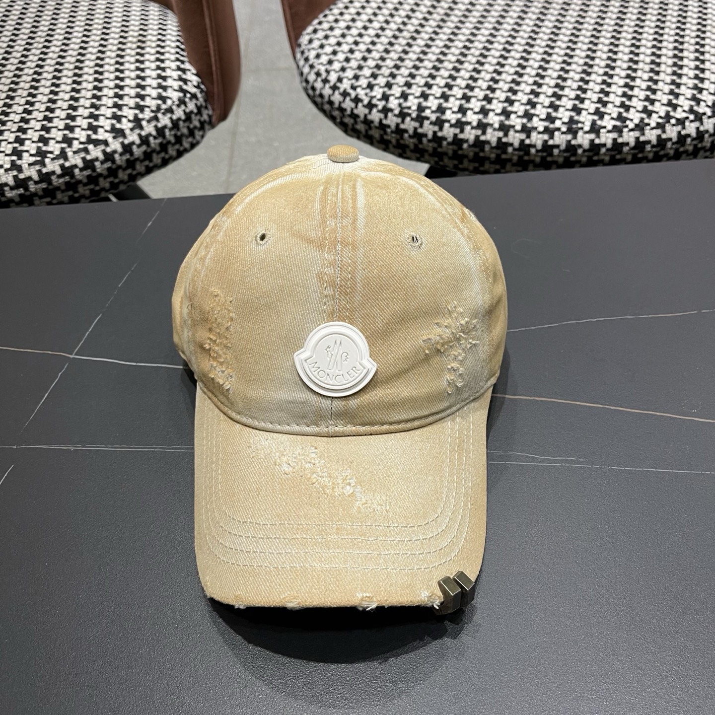 MONCLER（蒙口）早春新款洗水做旧破洞棒球帽，男女同款