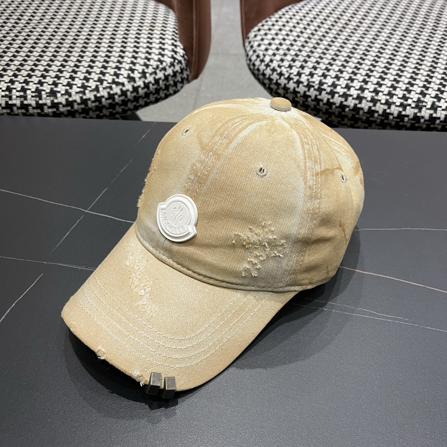 MONCLER（蒙口）早春新款洗水做旧破洞棒球帽，男女同款