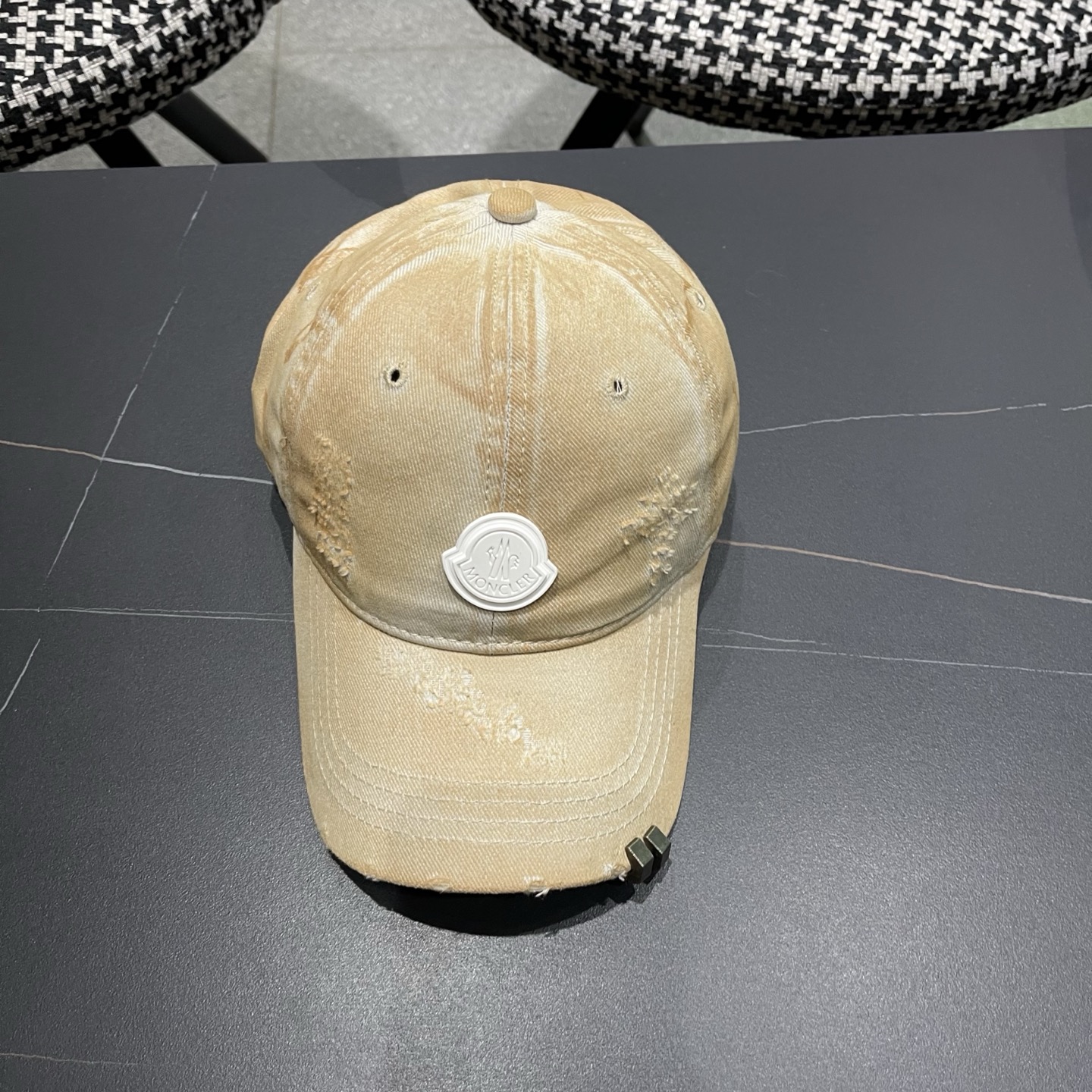 MONCLER（蒙口）早春新款洗水做旧破洞棒球帽，男女同款