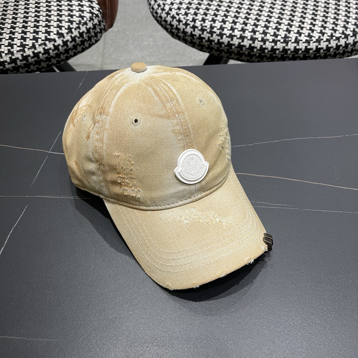 MONCLER（蒙口）早春新款洗水做旧破洞棒球帽，男女同款