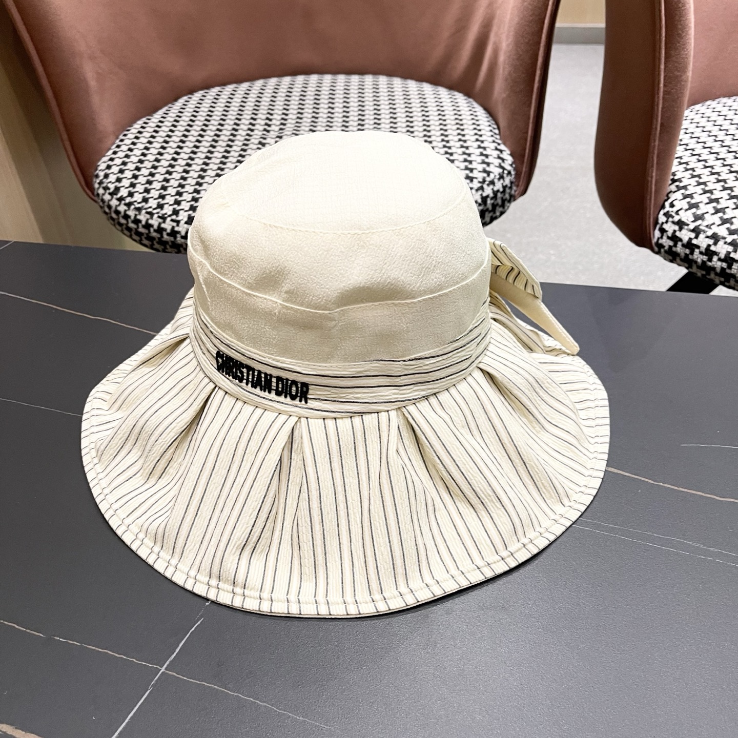 迪奥Dior 渔夫帽女高级感交叉系绳蝴蝶结帽女韩国夏天防紫外线大沿遮阳帽子