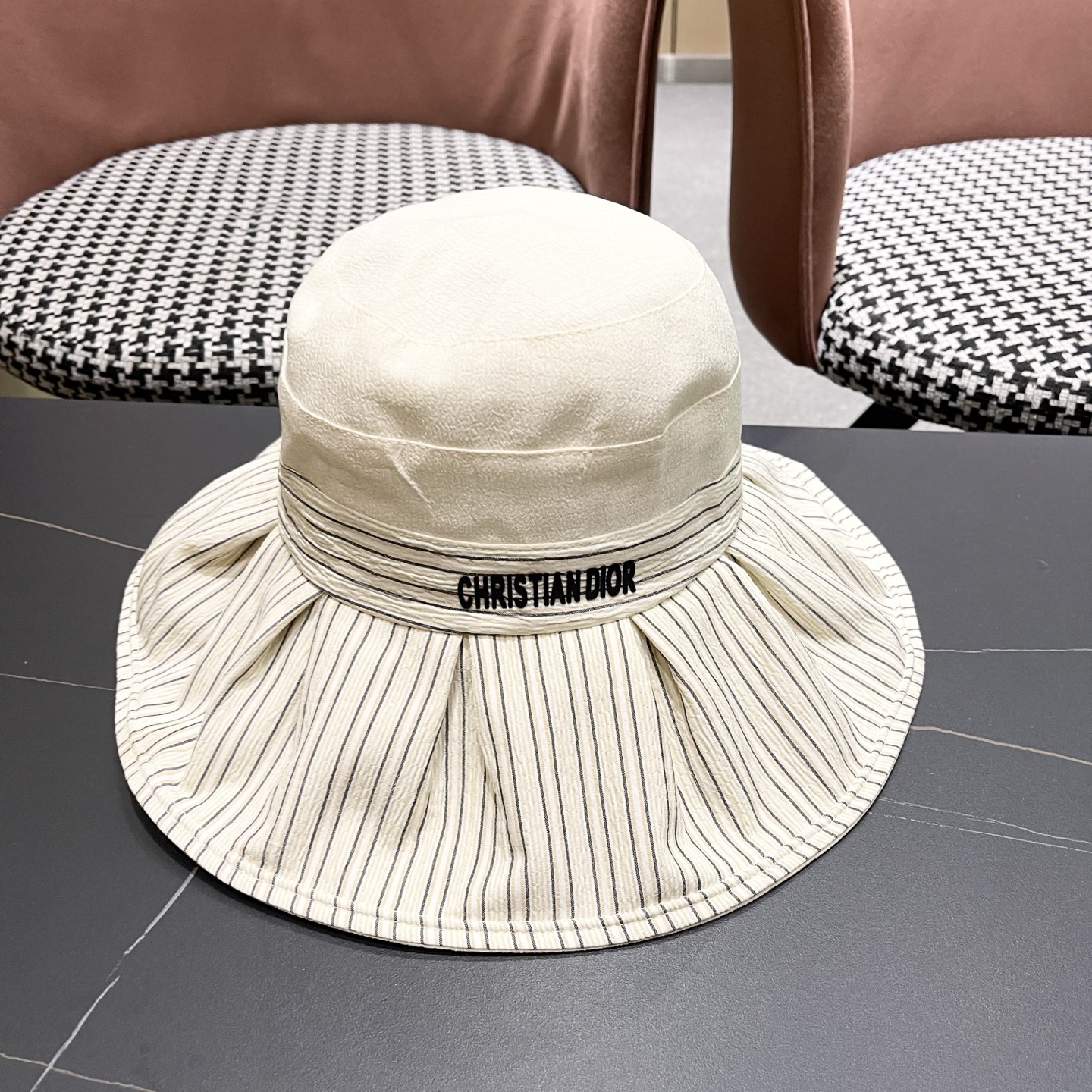 迪奥Dior 渔夫帽女高级感交叉系绳蝴蝶结帽女韩国夏天防紫外线大沿遮阳帽子