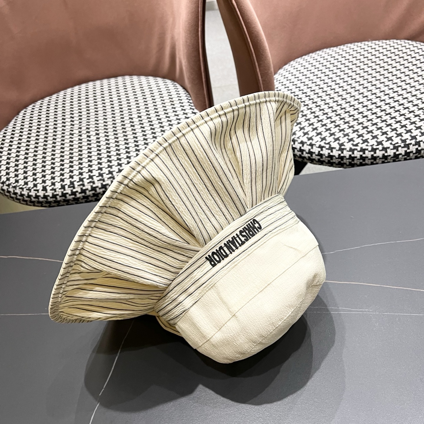 迪奥Dior 渔夫帽女高级感交叉系绳蝴蝶结帽女韩国夏天防紫外线大沿遮阳帽子