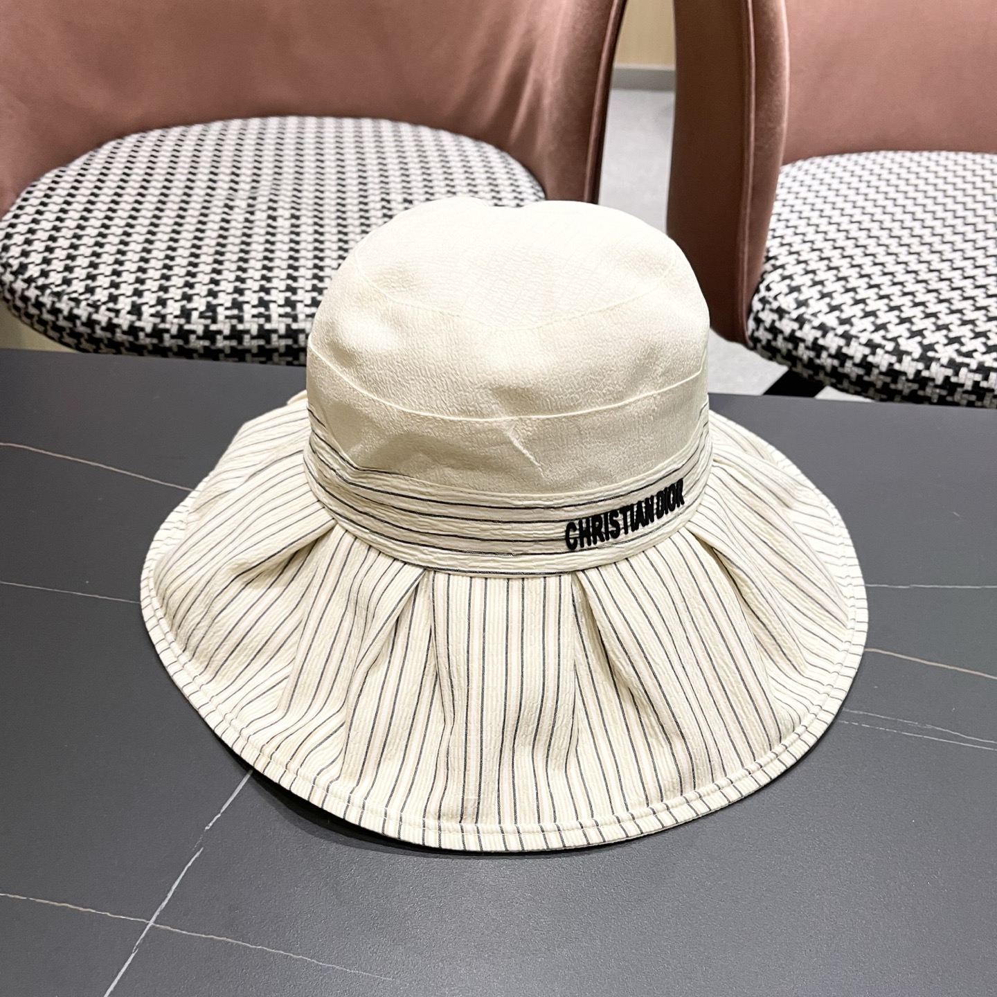 迪奥Dior 渔夫帽女高级感交叉系绳蝴蝶结帽女韩国夏天防紫外线大沿遮阳帽子