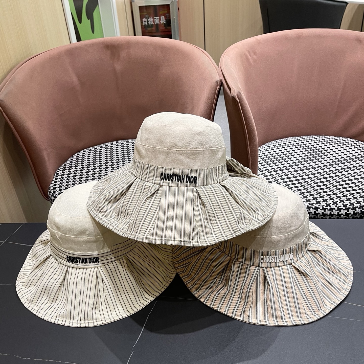 迪奥Dior 渔夫帽女高级感交叉系绳蝴蝶结帽女韩国夏天防紫外线大沿遮阳帽子