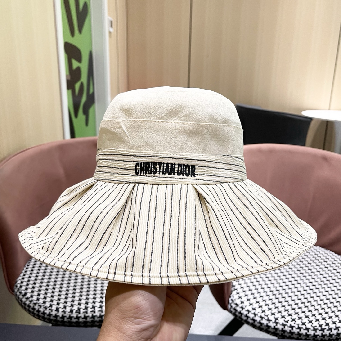 迪奥Dior 渔夫帽女高级感交叉系绳蝴蝶结帽女韩国夏天防紫外线大沿遮阳帽子