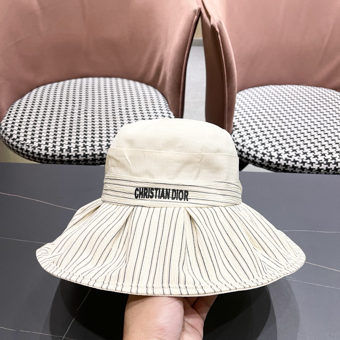 迪奥Dior 渔夫帽女高级感交叉系绳蝴蝶结帽女韩国夏天防紫外线大沿遮阳帽子