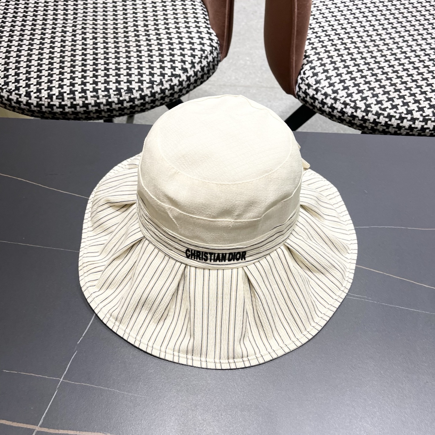 迪奥Dior 渔夫帽女高级感交叉系绳蝴蝶结帽女韩国夏天防紫外线大沿遮阳帽子