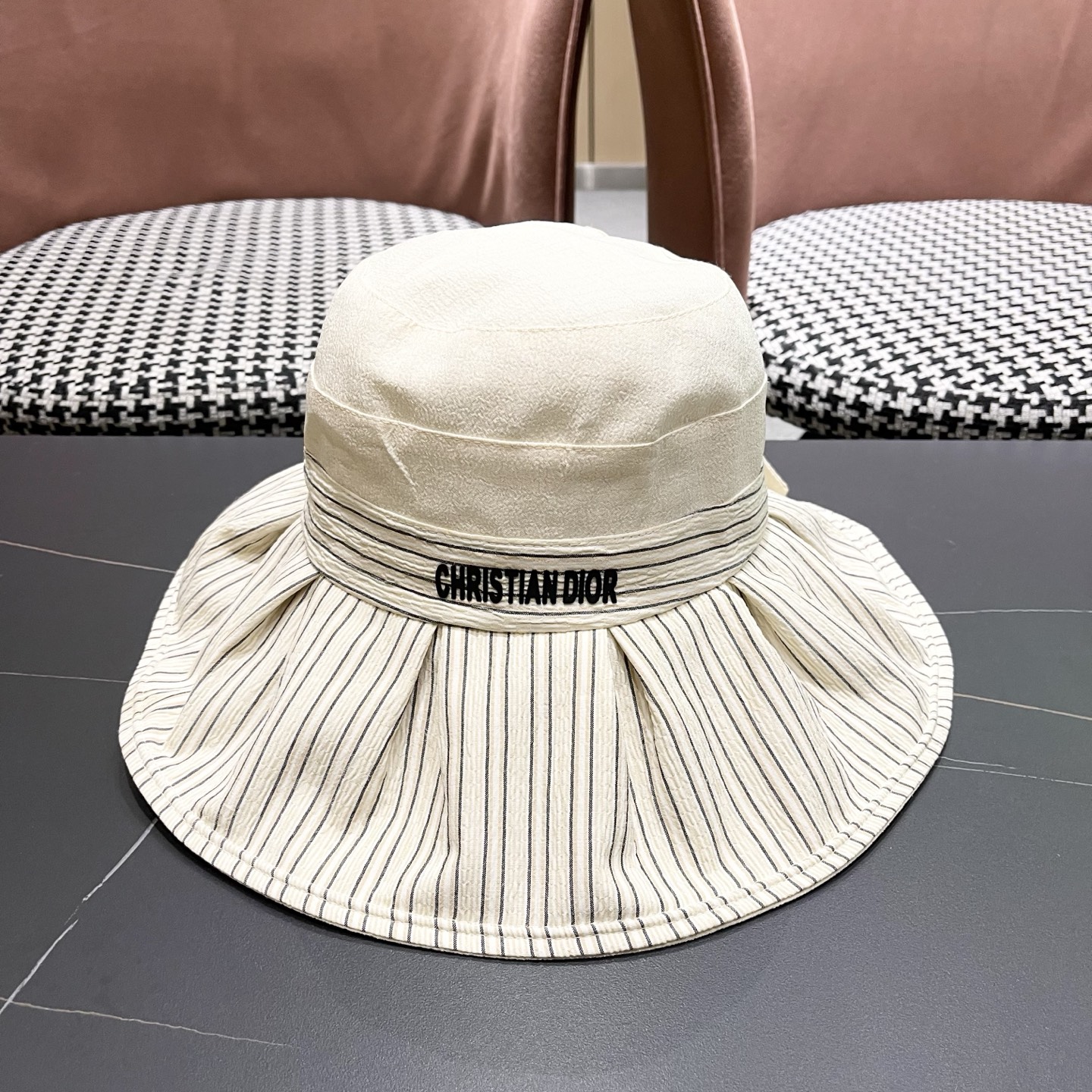 迪奥Dior 渔夫帽女高级感交叉系绳蝴蝶结帽女韩国夏天防紫外线大沿遮阳帽子