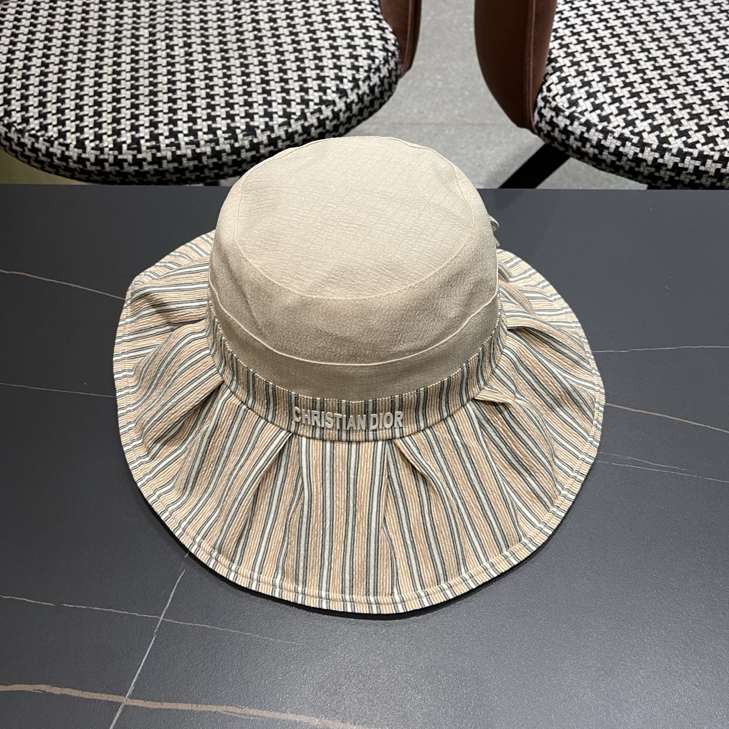 迪奥Dior 渔夫帽女高级感交叉系绳蝴蝶结帽女韩国夏天防紫外线大沿遮阳帽子