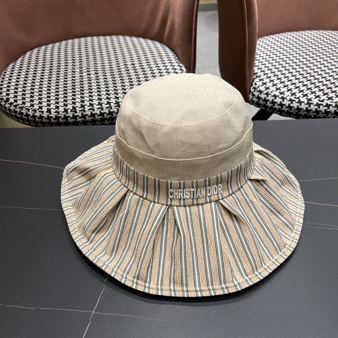 迪奥Dior 渔夫帽女高级感交叉系绳蝴蝶结帽女韩国夏天防紫外线大沿遮阳帽子