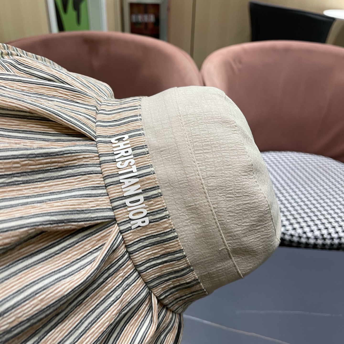 迪奥Dior 渔夫帽女高级感交叉系绳蝴蝶结帽女韩国夏天防紫外线大沿遮阳帽子