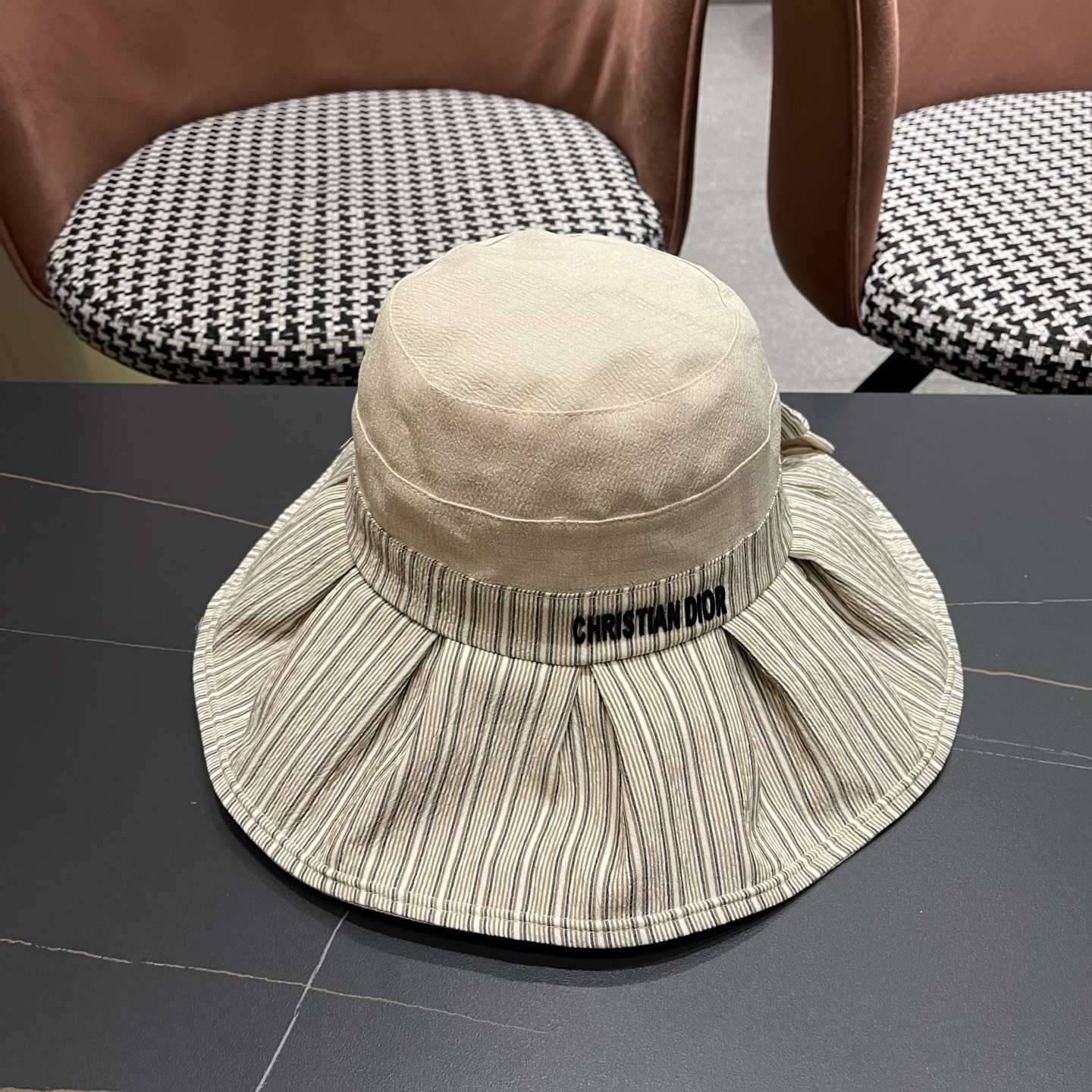 迪奥Dior 渔夫帽女高级感交叉系绳蝴蝶结帽女韩国夏天防紫外线大沿遮阳帽子