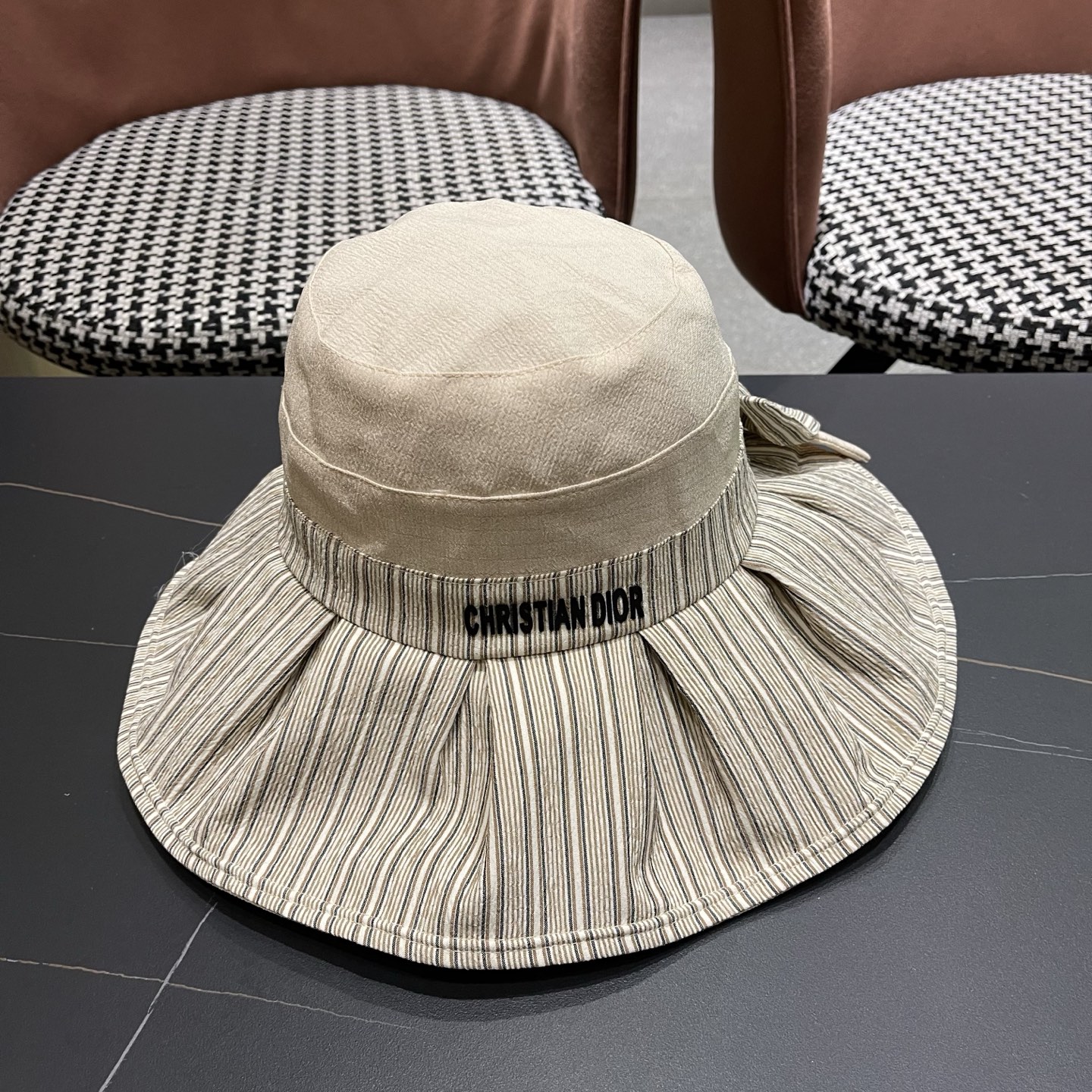 迪奥Dior 渔夫帽女高级感交叉系绳蝴蝶结帽女韩国夏天防紫外线大沿遮阳帽子