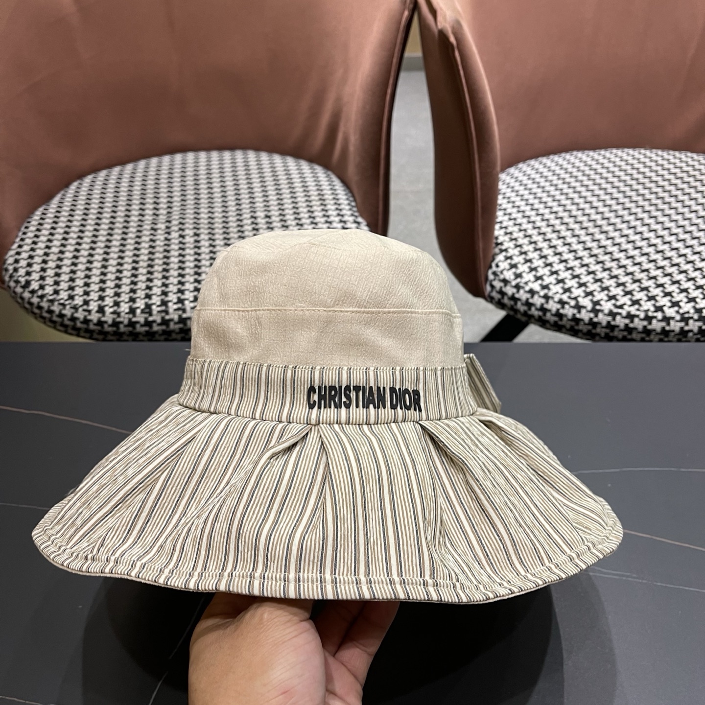 迪奥Dior 渔夫帽女高级感交叉系绳蝴蝶结帽女韩国夏天防紫外线大沿遮阳帽子