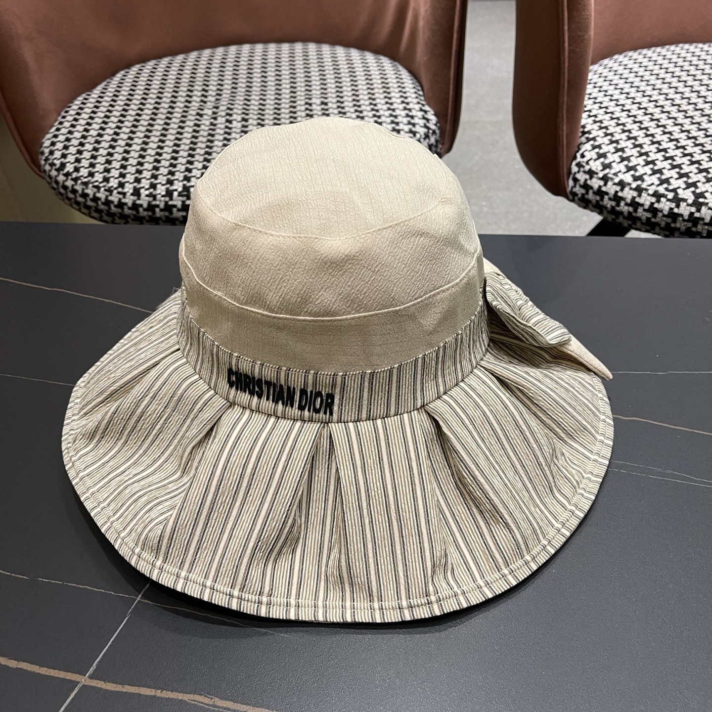 迪奥Dior 渔夫帽女高级感交叉系绳蝴蝶结帽女韩国夏天防紫外线大沿遮阳帽子
