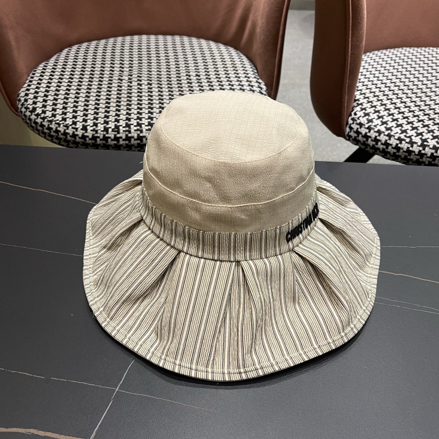 迪奥Dior 渔夫帽女高级感交叉系绳蝴蝶结帽女韩国夏天防紫外线大沿遮阳帽子