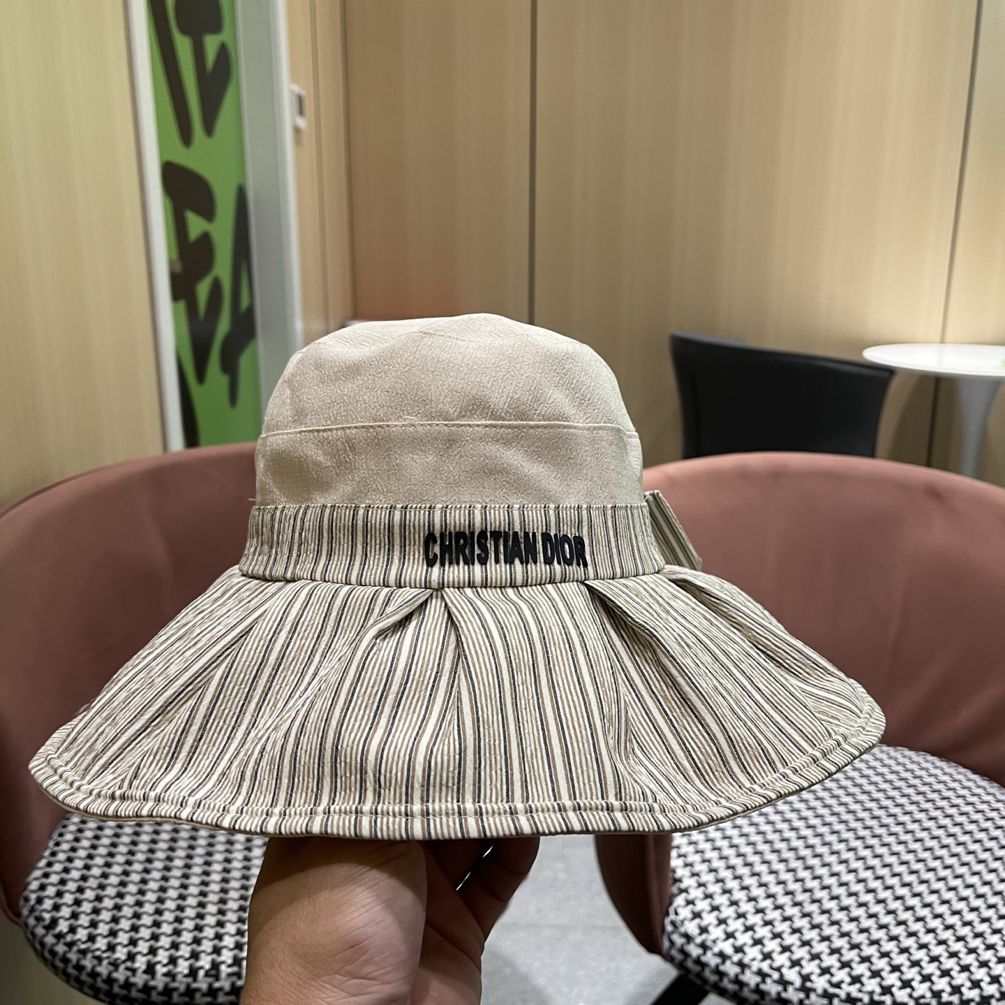 迪奥Dior 渔夫帽女高级感交叉系绳蝴蝶结帽女韩国夏天防紫外线大沿遮阳帽子