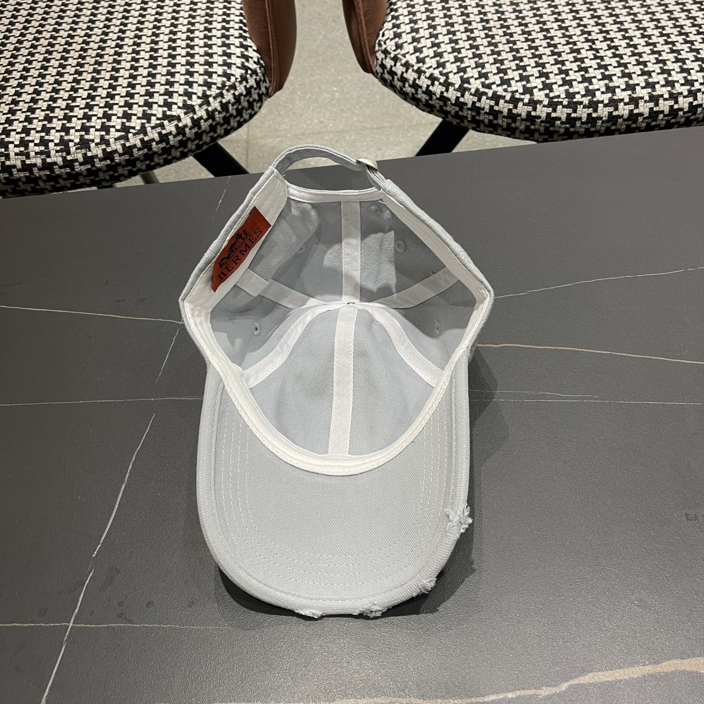 HERMÈS (爱马仕)最新款棒球帽 做工细致，时尚帅气质量超赞！