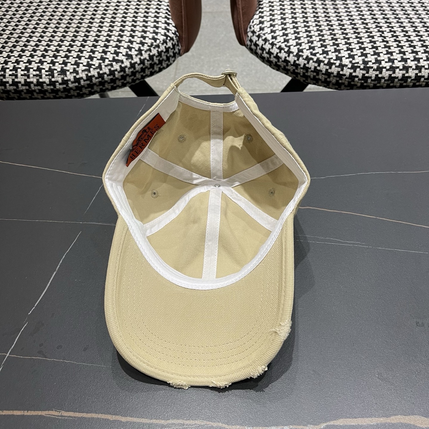 HERMÈS (爱马仕)最新款棒球帽 做工细致，时尚帅气质量超赞！