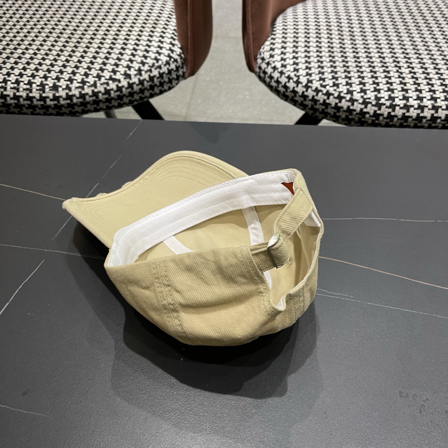 HERMÈS (爱马仕)最新款棒球帽 做工细致，时尚帅气质量超赞！