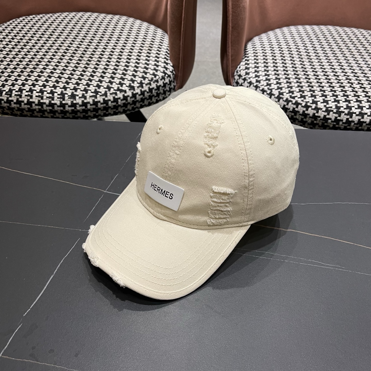 HERMÈS (爱马仕)最新款棒球帽 做工细致，时尚帅气质量超赞！