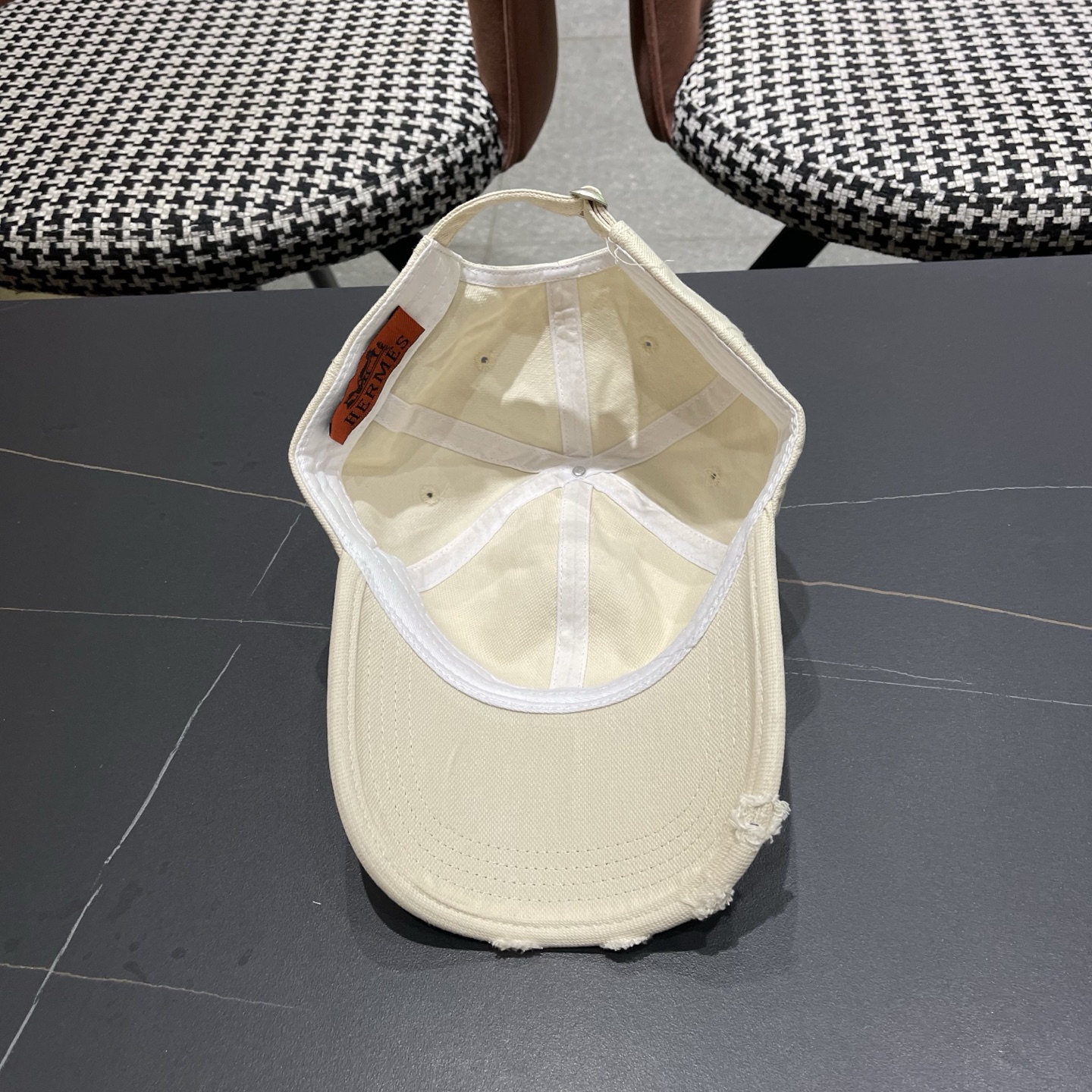 HERMÈS (爱马仕)最新款棒球帽 做工细致，时尚帅气质量超赞！