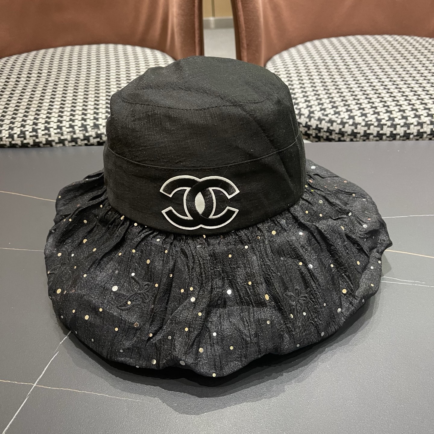 NO:866998,Chanel CHANEL Duolan big brim vinyl sun protection hat for women, summer fashion, versatile and face-friendly, small fisherman hat, beach sun hat, hat, straw hat, fisherman hat, baseball cap, hat, chanel, chanel, espadrilles, hats19860909香奈儿CHANEL 朵澜大帽檐黑胶防晒帽女夏时尚百搭显脸 小渔夫帽出游海边太阳帽子 帽子草帽渔夫帽棒球帽,帽子,chanel,chanel,espadrilles,hats,hat