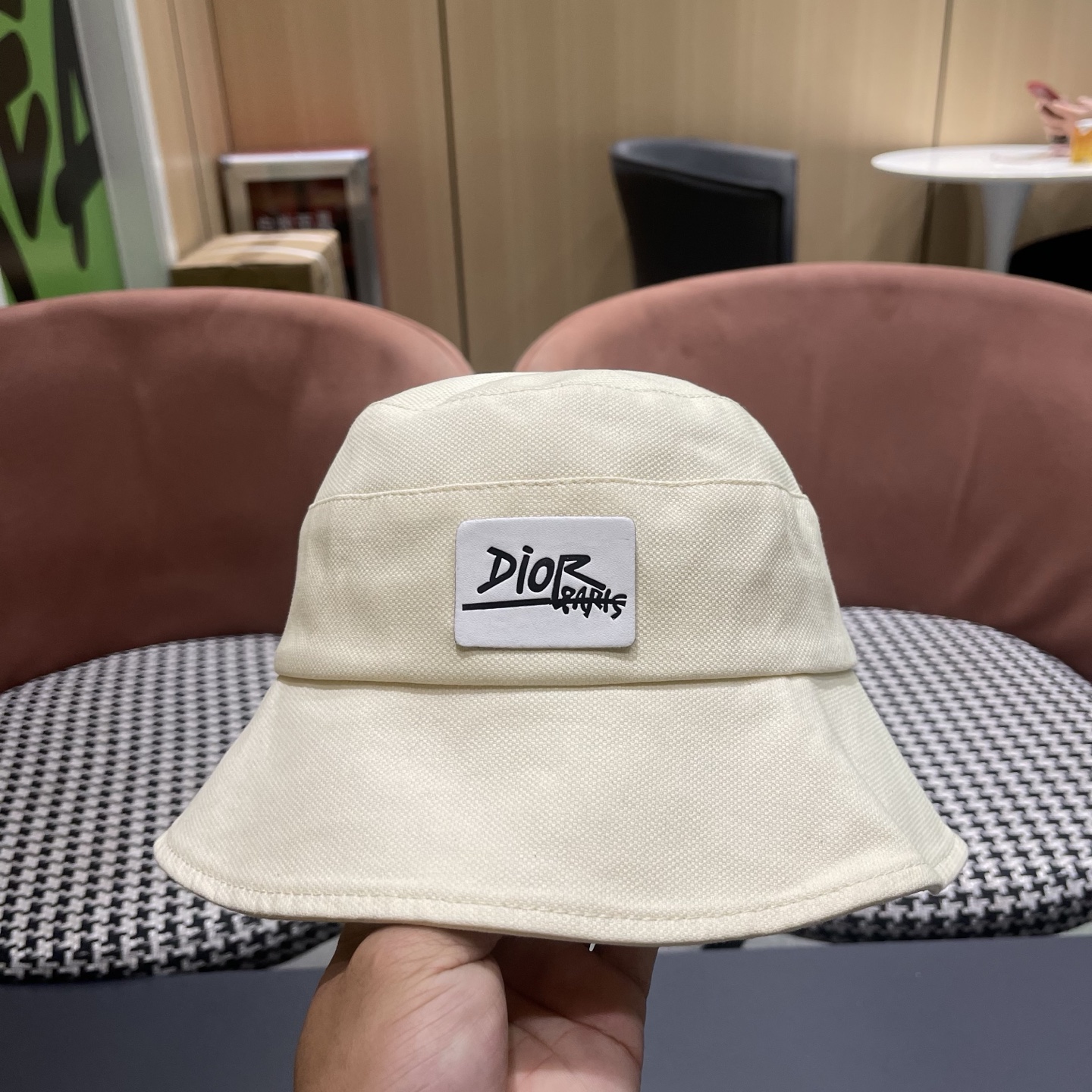 👒迪奥Dior渔夫帽，防晒指数超高，特别显脸小，有型不软塌，可随意折叠，携带方便🤗