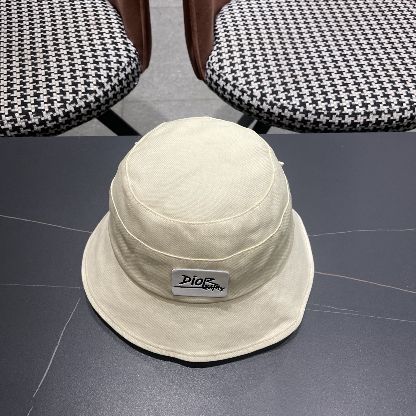 👒迪奥Dior渔夫帽，防晒指数超高，特别显脸小，有型不软塌，可随意折叠，携带方便🤗