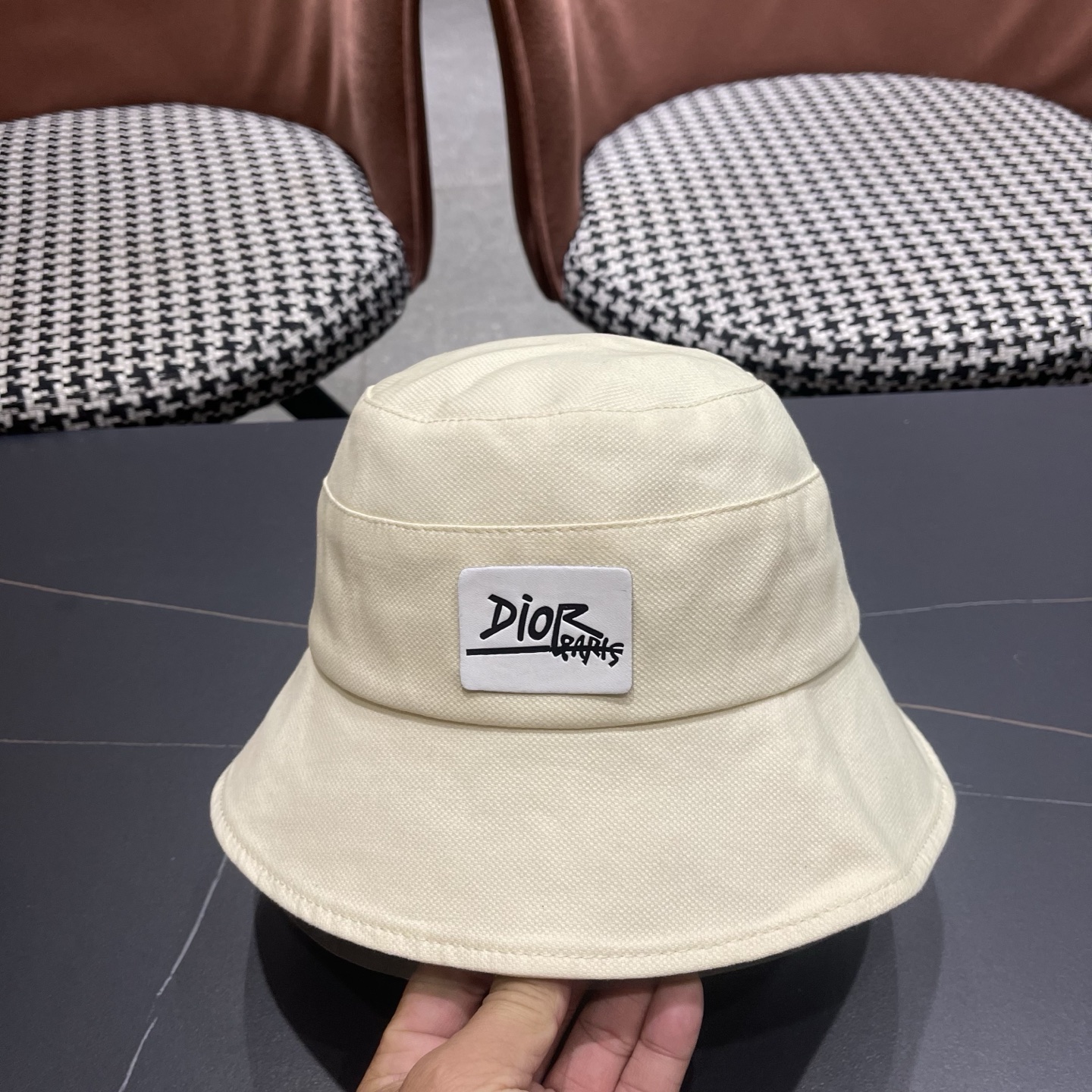 👒迪奥Dior渔夫帽，防晒指数超高，特别显脸小，有型不软塌，可随意折叠，携带方便🤗
