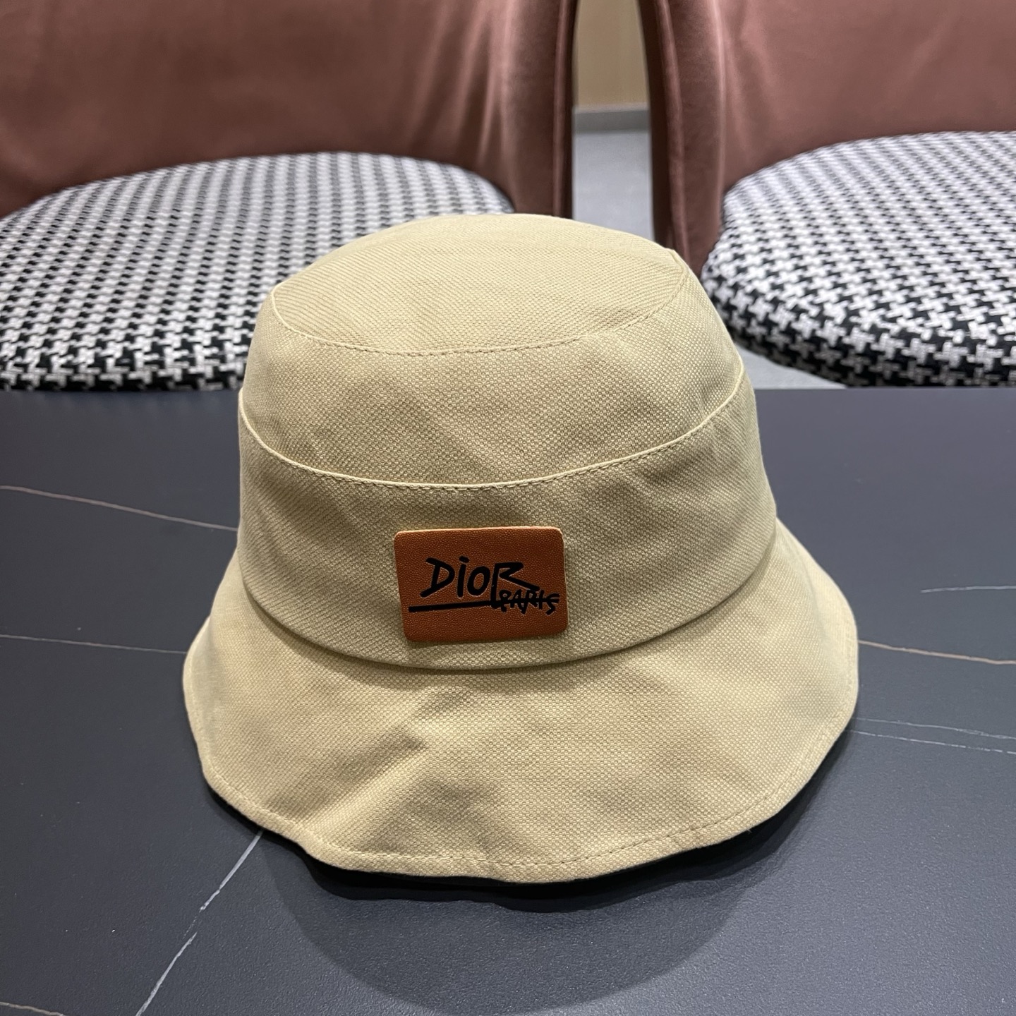 👒迪奥Dior渔夫帽，防晒指数超高，特别显脸小，有型不软塌，可随意折叠，携带方便🤗