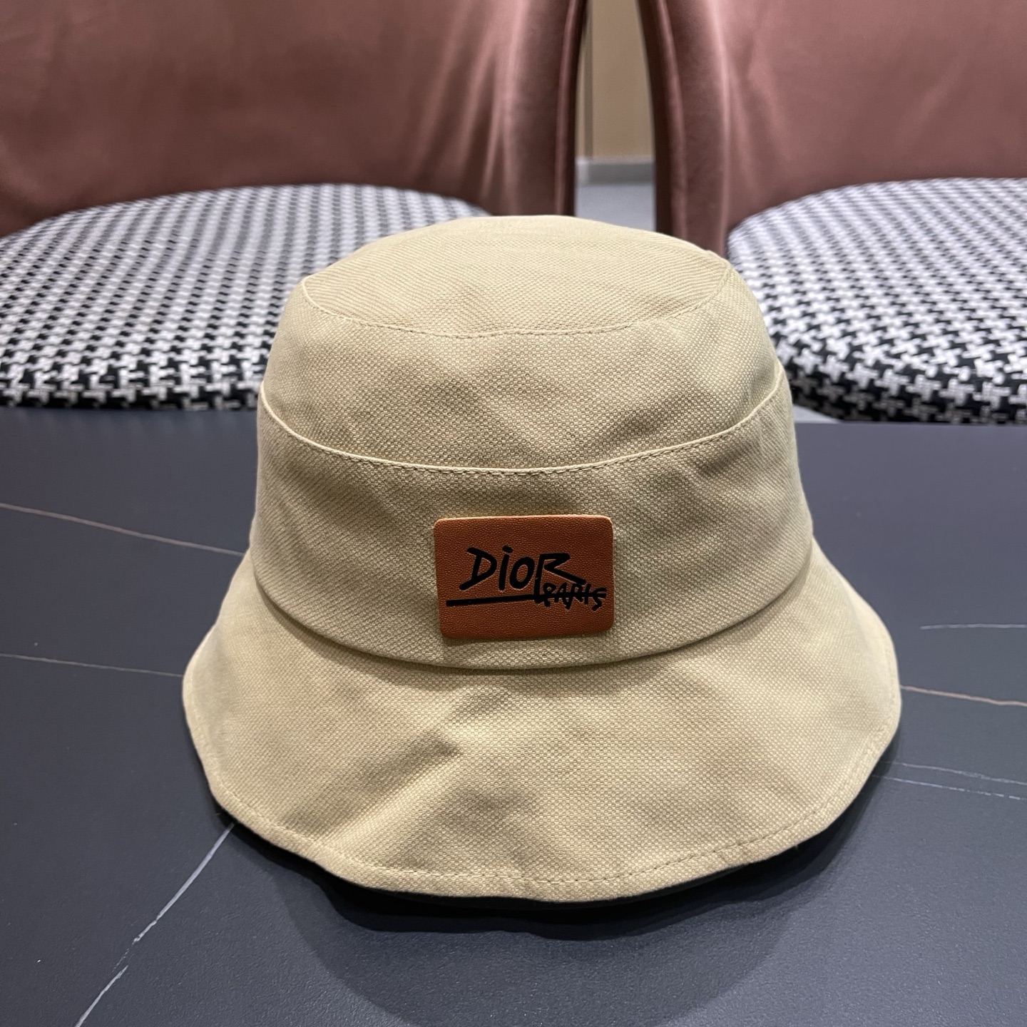 👒迪奥Dior渔夫帽，防晒指数超高，特别显脸小，有型不软塌，可随意折叠，携带方便🤗