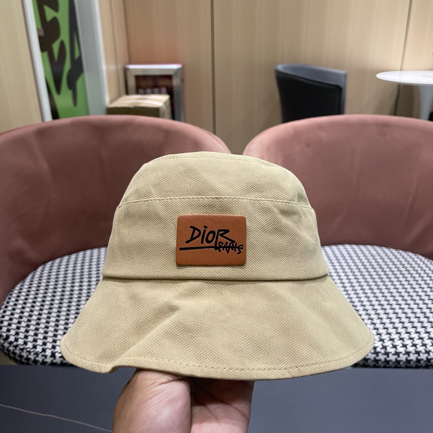 👒迪奥Dior渔夫帽，防晒指数超高，特别显脸小，有型不软塌，可随意折叠，携带方便🤗