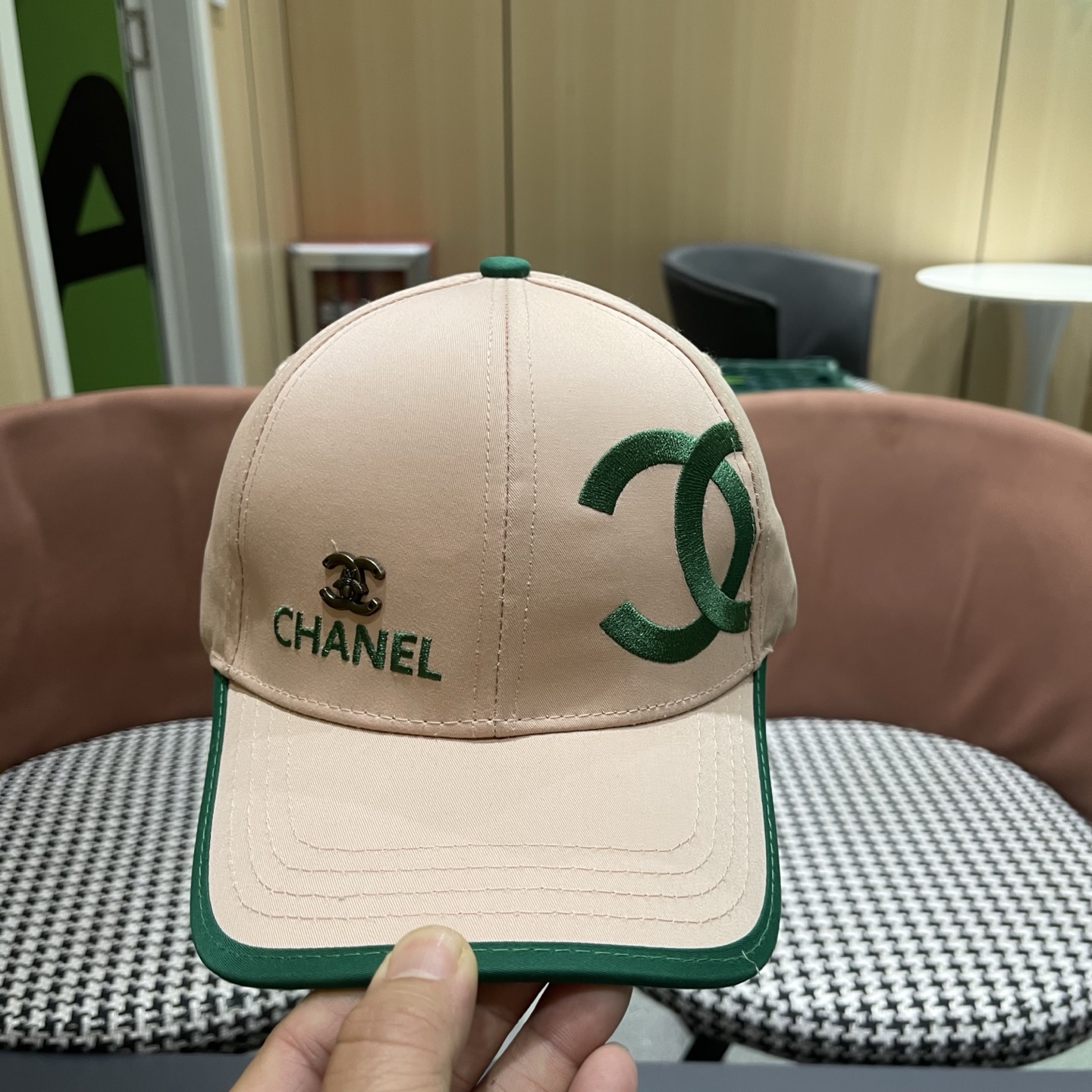 香奈儿CHANEL，官网小香爆款棒球帽小红书新品发布，太🉑️了，时尚休闲，轻奢风格设计，经典色系，男女同