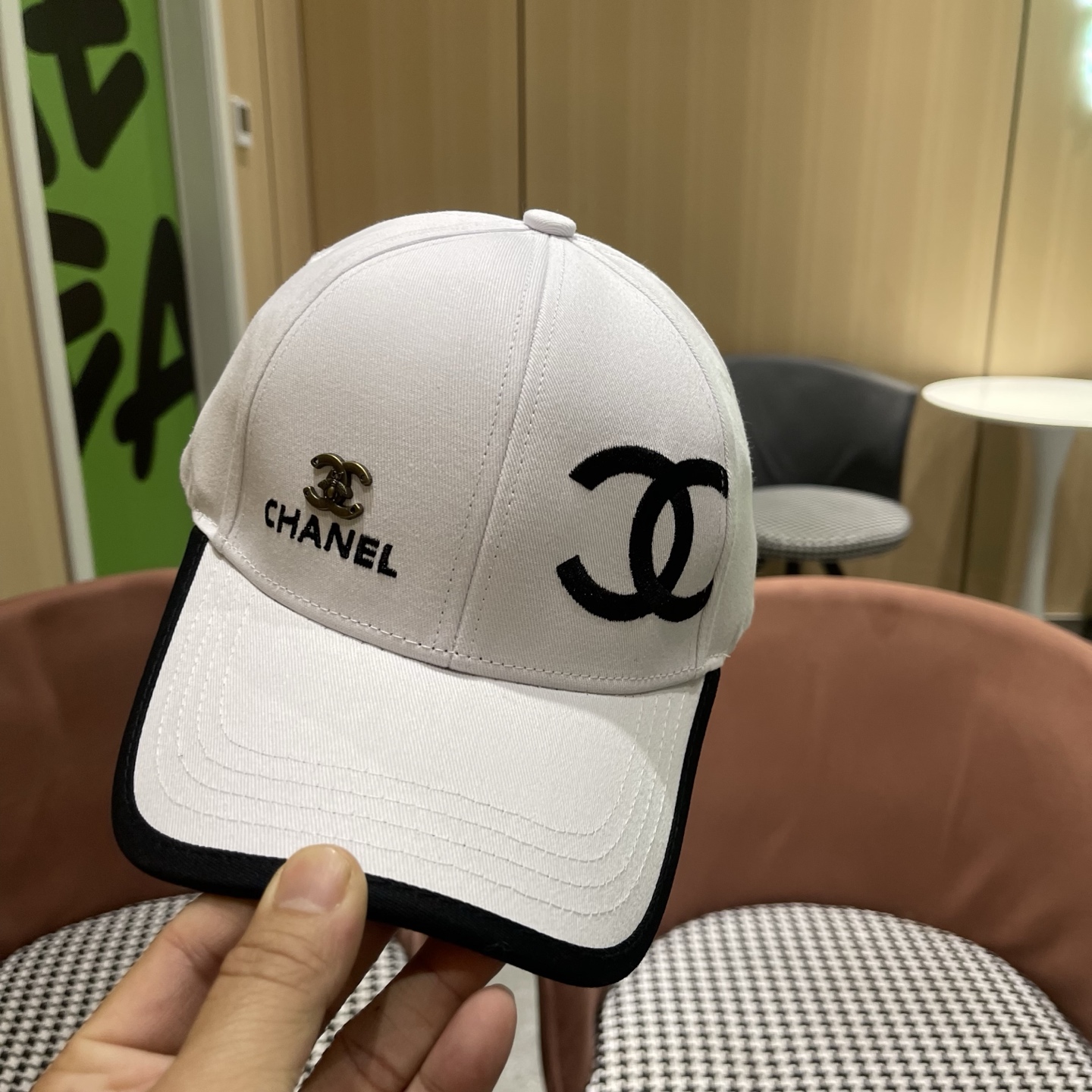 香奈儿CHANEL，官网小香爆款棒球帽小红书新品发布，太🉑️了，时尚休闲，轻奢风格设计，经典色系，男女同