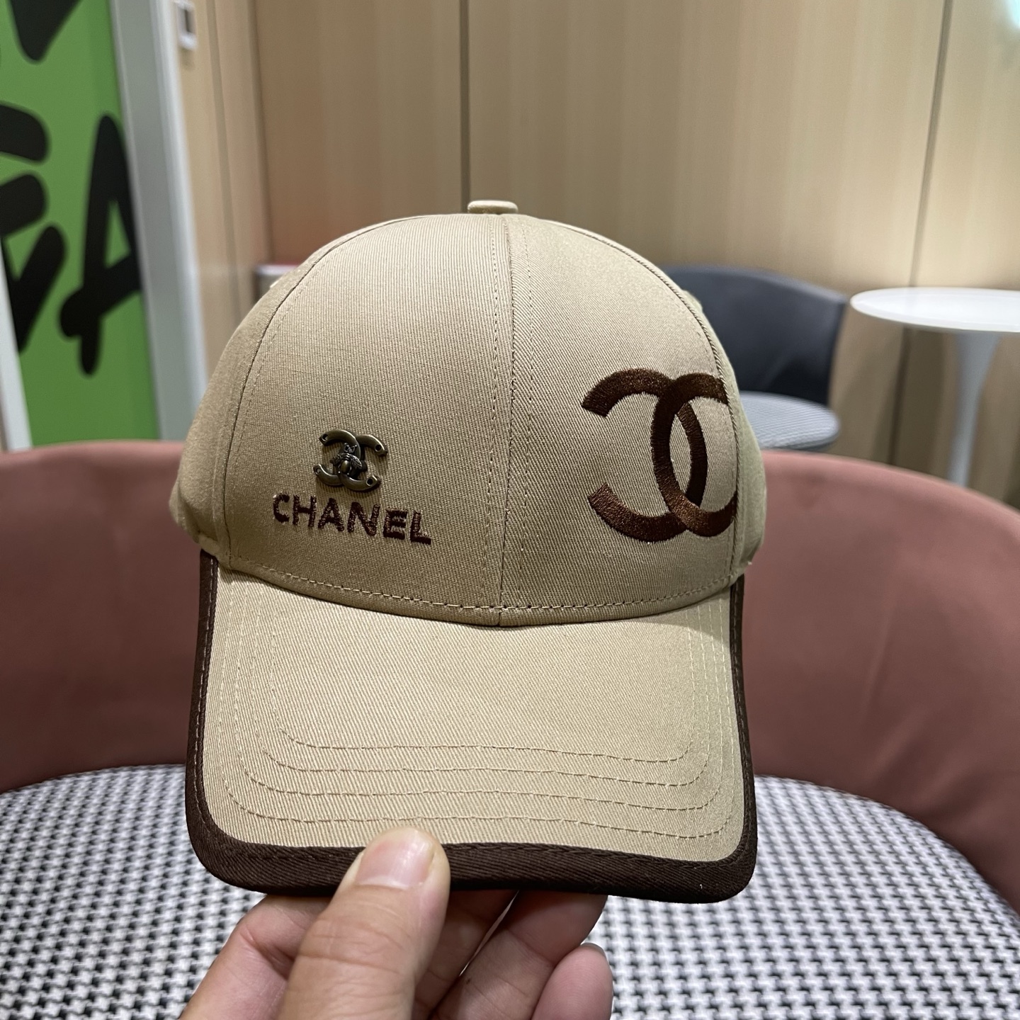 香奈儿CHANEL，官网小香爆款棒球帽小红书新品发布，太🉑️了，时尚休闲，轻奢风格设计，经典色系，男女同