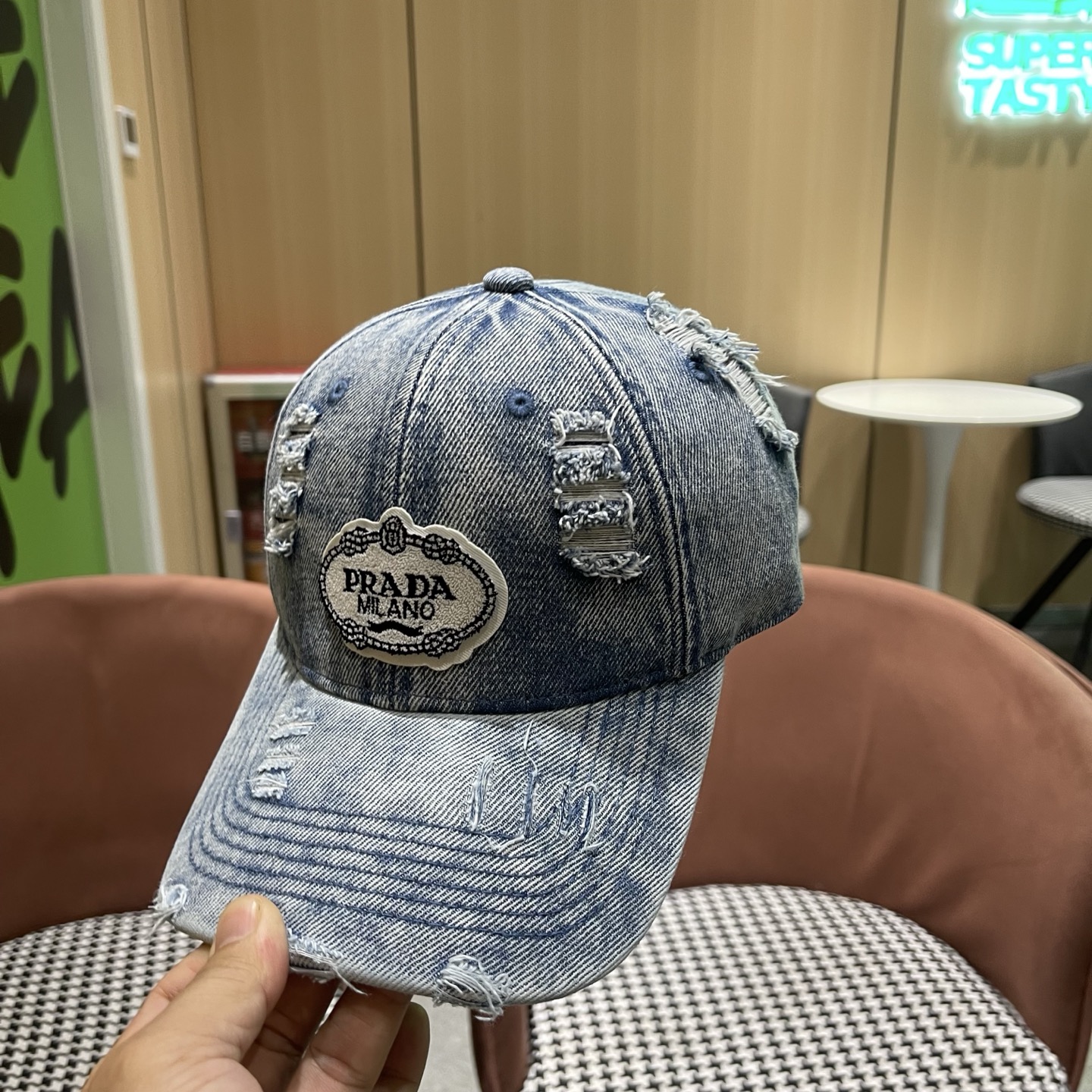 Pr@da 普拉达牛仔破洞牛仔棒球帽，秀场同款，面料柔软舒适百搭休闲款，闭眼