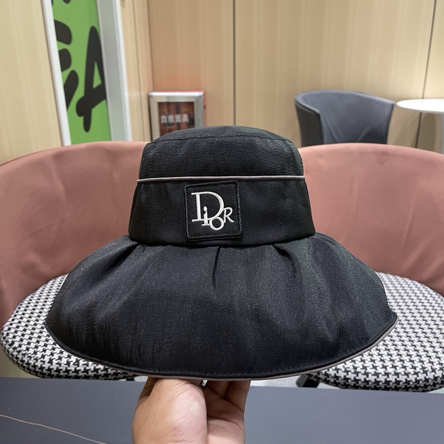 迪奥Dior 大檐彩胶防晒帽女春夏新款渔夫帽遮阳显脸小太阳帽子可折叠遮阳帽